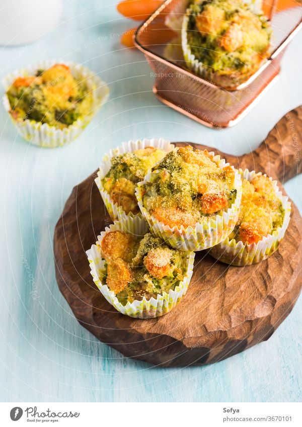 Gesunde Gemüsemuffins mit Karotten und Brokkoli Muffin Möhre selbstgemacht Gesundheit hölzern Holzplatte dienen Mais Panade Kinder farbenfroh Rezept leicht