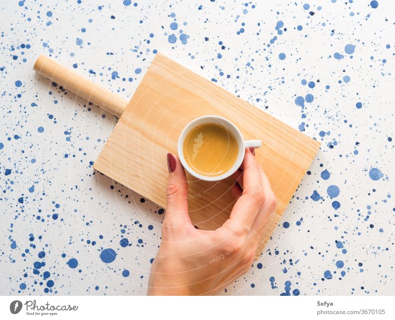 Tasse Kaffee mit Frauenhand. Flach liegend Espresso trinken heiß Mädchen Hand aufbewahren Halt Morgen Frühstück Lebensmittel Konzept Pause Italienisch Getränk