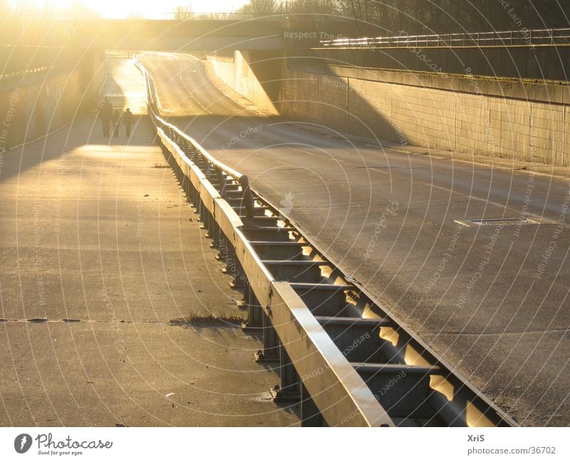 Straße unter der Sonne Winter trist Fahrbahn Bürgersteig Verkehr Unterführung