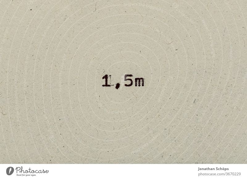 1,5m als Text auf Papier mit Schreibmaschine 150cm Abstand Abstandsregel Anstand Corona Coronakrise Coronavirus Covid-19 Infektionsschutz Meter Recycling