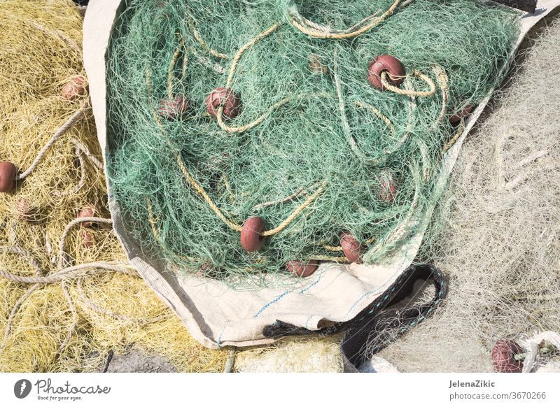 Fischernetze am Wasser nach dem Angeltag Fischen Detailaufnahme niemand Netz Seil MEER Netze Boot Netting Meer marin texturiert Gerät Floater Schwimmer rau