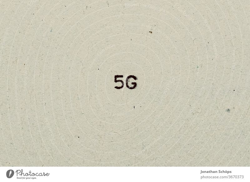 5G als Text auf Papier mit Schreibmaschine 5G Ausbau Digitalisierung Fortschritt Gefahr Geschwindigkeit Netz Recycling Schrift Strahlung Typografie analog retro