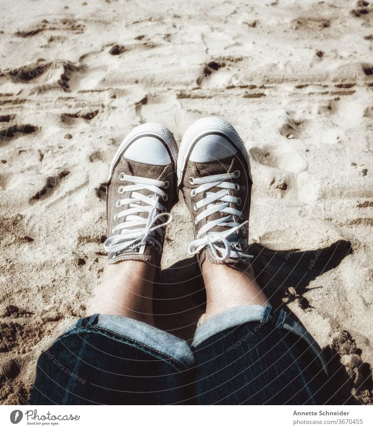 Ein Tag am Strand Turnschuhe strand Meer Sand Sonne Beine Fuß Ferien & Urlaub & Reisen Mensch Küste Zehen Erholung Natur Freude