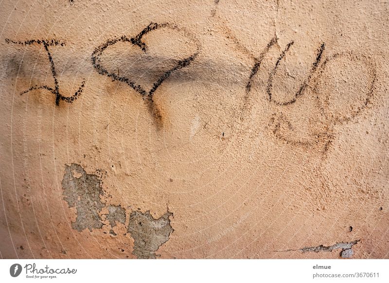 Die Liebe brachte den ach so coolen Teenager ganz durcheinander ...  aber er hat seine Wandkritzelei korrigiert ... "I love you" steht nun an der Hauswand