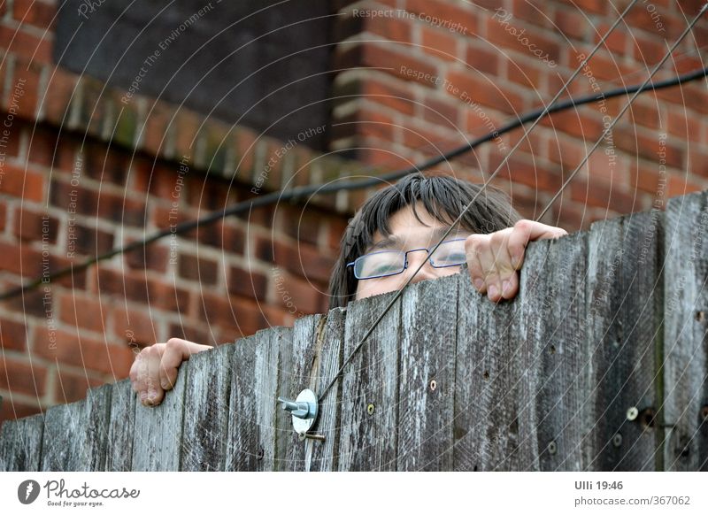 Hallo? Wo bleibt ihr denn? (Nr.65) Garten Junge Kopf Haare & Frisuren Gesicht Finger 1 Mensch 8-13 Jahre Kind Kindheit schwarzhaarig langhaarig Pony Holz