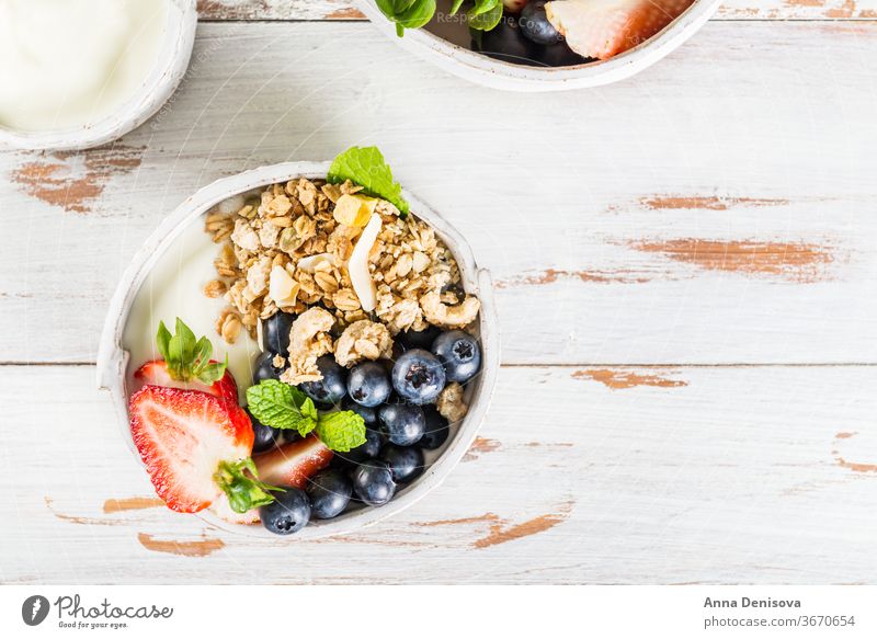 Schale mit Naturjoghurt mit Müsli und frischen Beeren Joghurt Frühstück Gesundheit Lebensmittel Frucht Mahlzeit weiß Dessert süß Schalen & Schüsseln organisch