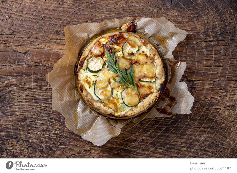 französische Quiche auf Holz quiche gratiniert Teig Backform Springform Gebäck Mahlzeit Kruste Lebensmittel Küche Torte Gemüse Gericht Lothringen Käse Kuchen