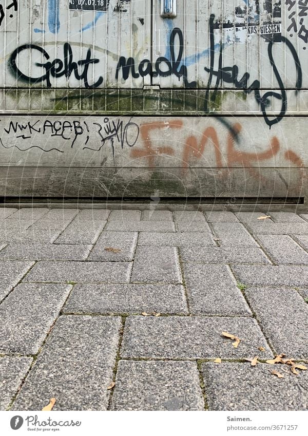 Geh Heim! Graffiti Stromkasten schrift Aufforderung Wand Schriftzeichen Menschenleer Text Buchstaben Wort Typographie Farbfoto Außenaufnahme Kommunikation