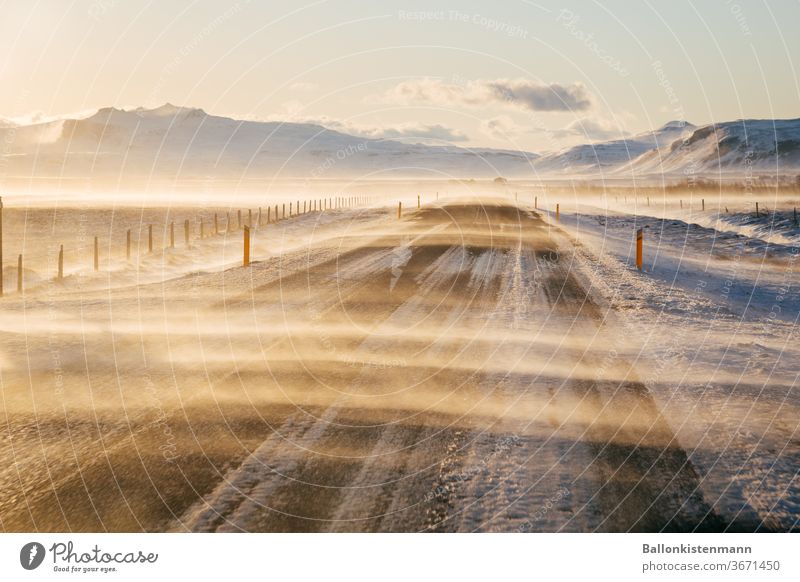 Iceland Roads 9 Ferien & Urlaub & Reisen Ausflug Abenteuer Ferne Freiheit Expedition Berge u. Gebirge Landschaft Nebel Hügel Felsen Straße fahren Fernweh