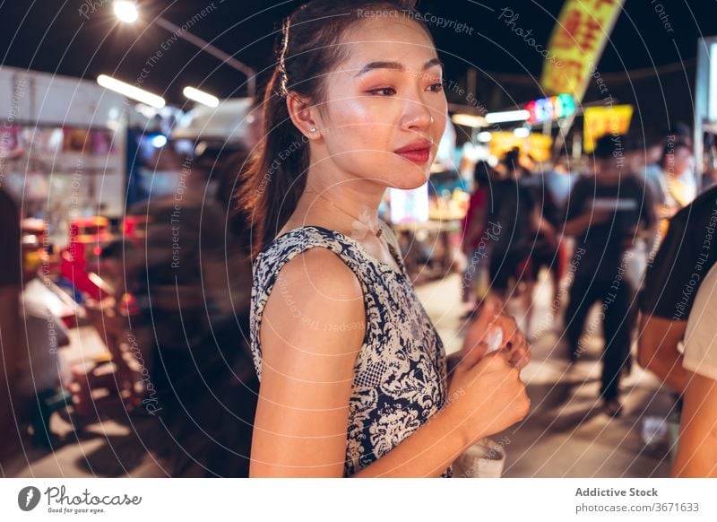 Asiatische Frau im Zhubei Nachtmarkt Markt Zhubei-Nachtmarkt Straße Abend Menge schlendern Großstadt Wochenende asiatisch ethnisch zhubei Taiwan selbstbewusst