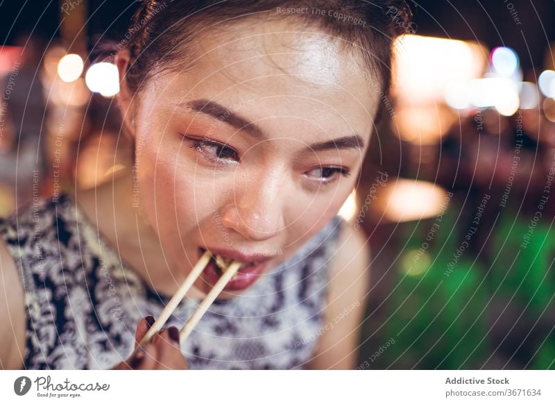 Asiatische Frau isst Reis im Zhubei Nachtmarkt Ölklebereis essen Speise Orientalisch Zhubei-Nachtmarkt lecker Tradition Straßenessen Essstäbchen zhubei Taiwan