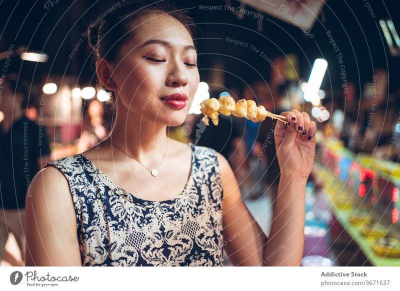 Glückliche Frau mit gebratenen Wachteleiern auf der Straße Straßenessen Ei lecker Zhubei-Nachtmarkt Markt zhubei Taiwan asiatisch ethnisch kleben Lebensmittel