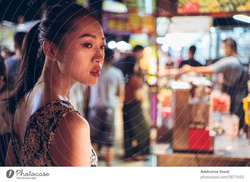 Asiatische Frau im Zhubei Nachtmarkt Markt Zhubei-Nachtmarkt Straße Abend Menge schlendern Großstadt Wochenende asiatisch ethnisch zhubei Taiwan selbstbewusst