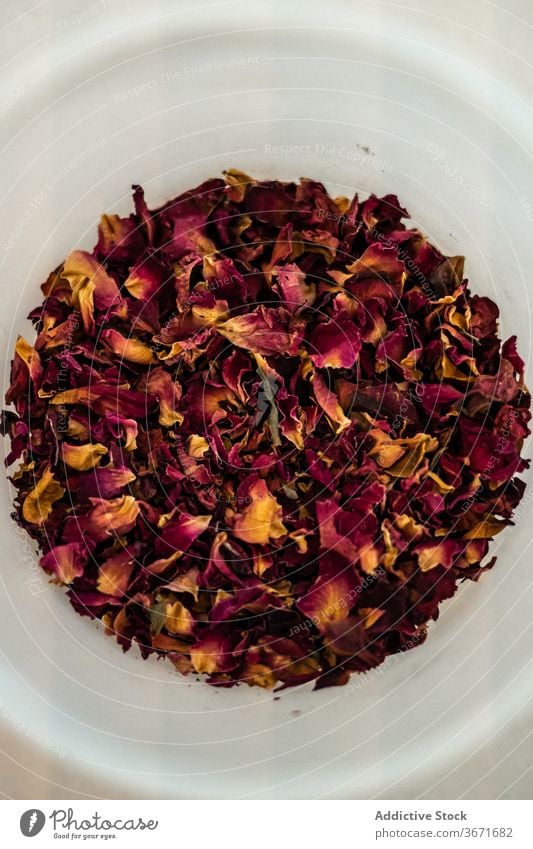 Getrocknete Rosenblütenblätter in Tasse Blütenblatt Roséwein Keramik getrocknet Kraut Küche Bestandteil Flora Saison Aroma Becher Blume natürlich organisch