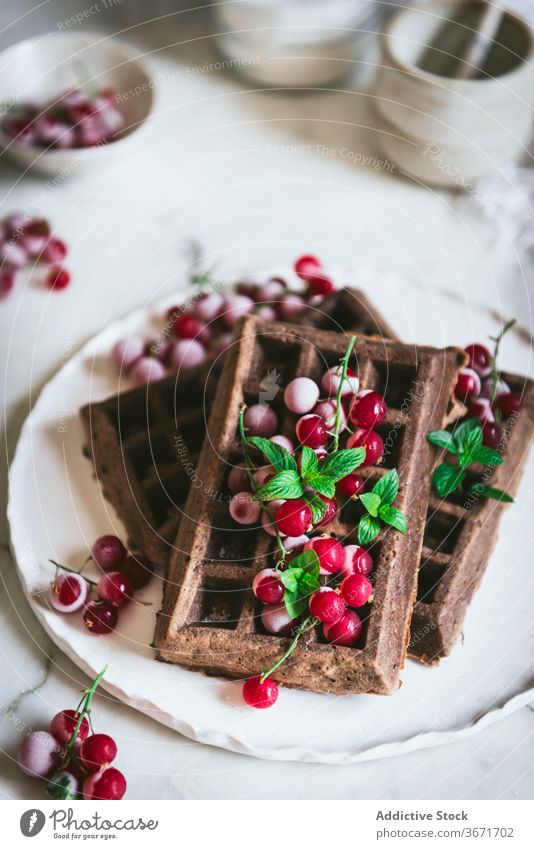 Haferflocken-Schoko-Waffeln mit Stachelbeeren Schokolade Küche kulinarisch vertikal Nutzholz selbstgemacht backen Lebensmittel Gebäck Tisch Detail Nahrung