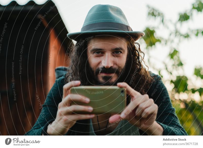 Reisender Mann mit Smartphone auf dem Lande Hipster Browsen reisen ländlich Landschaft benutzend Natur Tourismus männlich Mobile Telefon Surfen Stil Vollbart