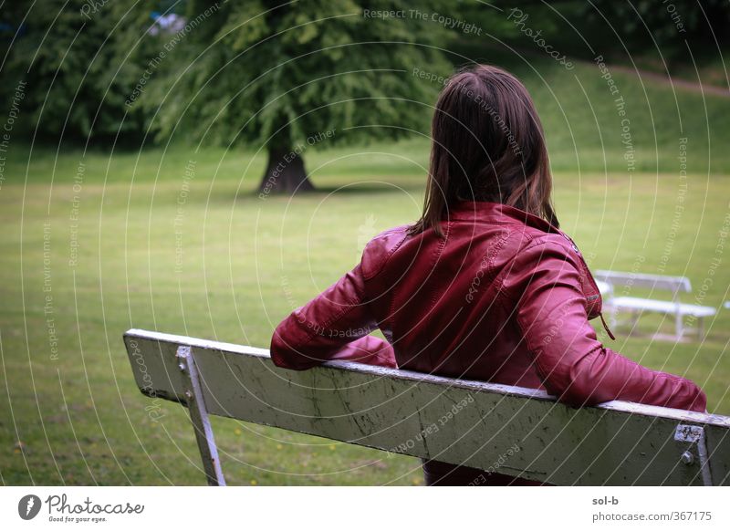 rot weiß grün grün Zufriedenheit Erholung Mensch feminin Junge Frau Jugendliche 1 18-30 Jahre Erwachsene Natur Baum Gras Park Jacke Leder brünett langhaarig