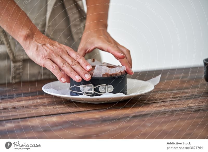 Junge Frau macht Schokolade Käsekuchen Kuchen Konditorei machen vorbereiten Formular entfernen gebacken Dessert kalt Küche Stil Koch Lebensmittel süß