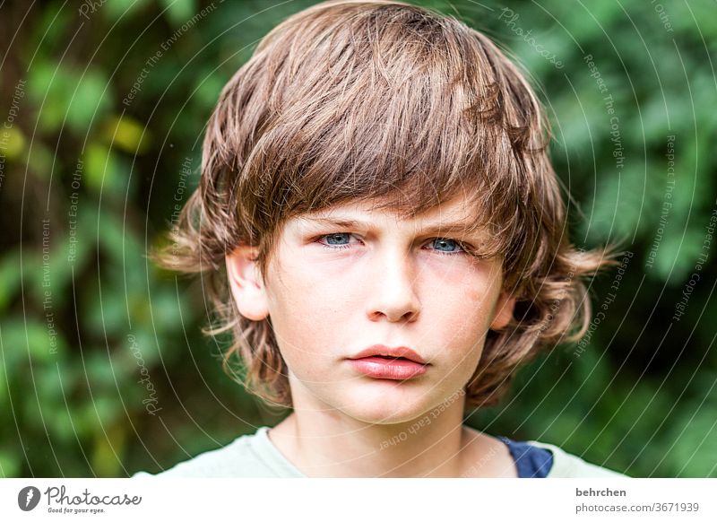 matte Coolness frech lange Haare Farbfoto Familie Nahaufnahme Porträt Kontrast Licht Tag Gesicht Kindheit Junge Sonnenlicht Haare & Frisuren Mund Lippen Auge