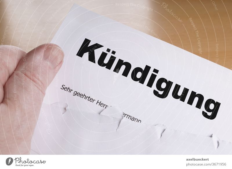 Kündigung - Hand öffnet Briefumschlag mit Kündigungsschreiben kündigung brief Kündingungsschreiben entlassung gekündigt kündigen Mietrecht arbeitsrecht vertrag