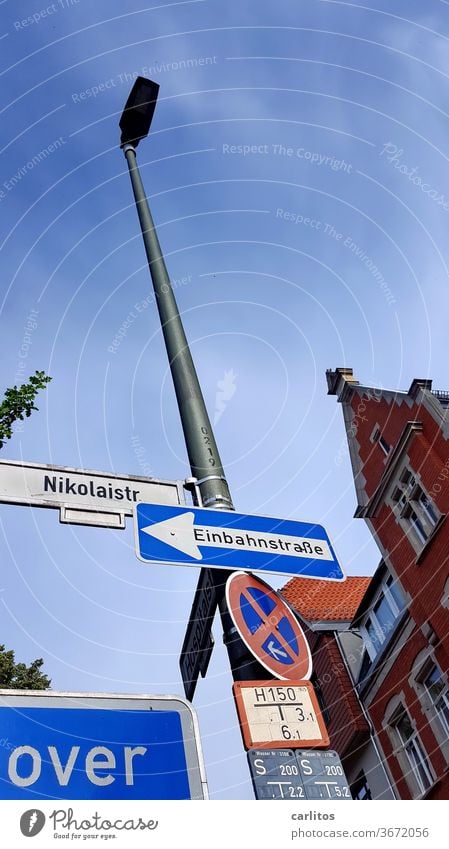 isch over Straße Straßenschild vorbei Halteverbot Einbahnstraße Giebel Fassade Backstein Göttingen Wand Schilder & Markierungen Verbote Verkehrszeichen