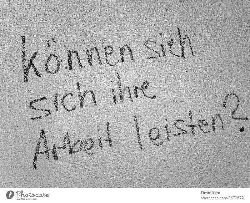 Mehrfach irritierende Frage an einer Hauswand Wand Schriftzeichen Buchstaben Mauer Graffiti Außenaufnahme grau Rechtschreibung Fragezeichen Irritation Sinn