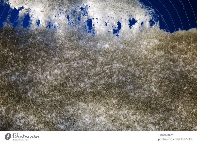 Schnee, Eis und Schmutz auf Dachfenster Glas Himmel blau kalt Frost weiß Winter gefroren