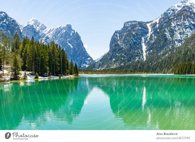 schöne Aussicht auf den Dobbiacco-See, Italien Abenteuer Alpen Herbst Schönheit blau atemberaubend Klettern Wolken kalt Dolomit Dolomiten Europa Europäer Wald