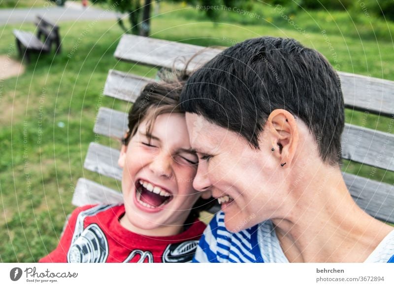 lieblingsmensch | weil wir so wunderbar miteinander lachen können Porträt Unschärfe Sonnenlicht Kontrast Licht Tag Nahaufnahme Außenaufnahme Farbfoto