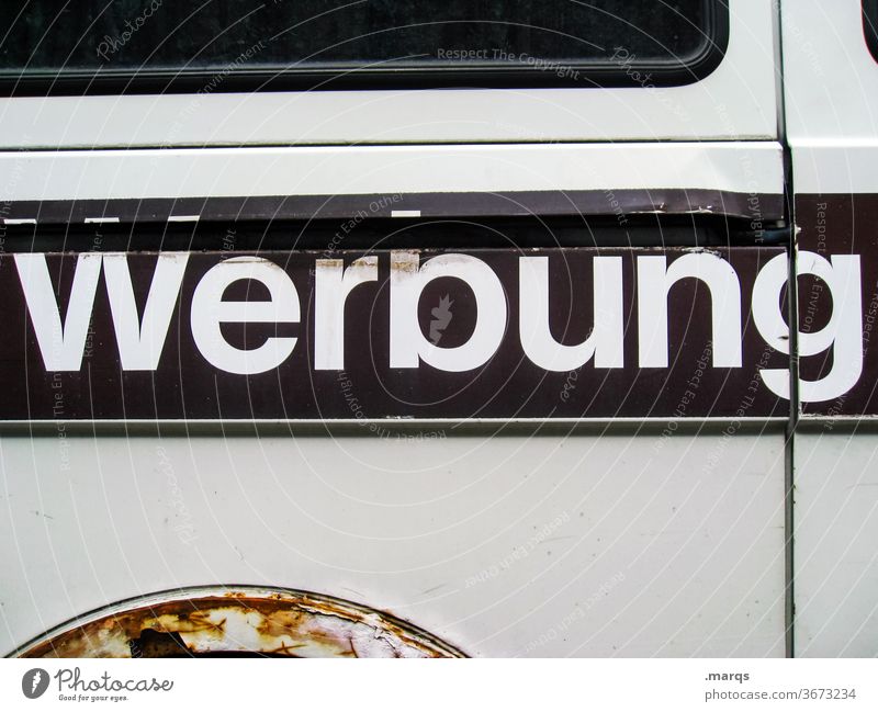 Werbeträger Werbung Schriftzeichen Bus braun weiß Typographie Rost Metall Seitenansicht werbeträger Werbefläche