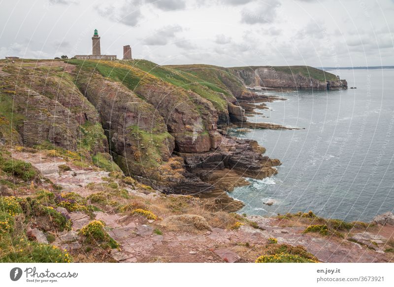 Phare du Cap Fréhel ein Leuchtturm an der Côtes-d’Armor in der Bretagne Küste Frankreich Europa Meer Horizont Felsen Turm zwei Himmel Weite Weitwinkel Wolken