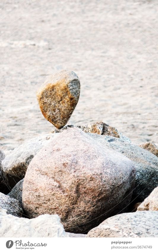 Herz aus Stein Strand Sand Ferien & Urlaub & Reisen Küste Liebe Sommer Sommerurlaub Menschenleer Außenaufnahme Farbfoto Meer Tourismus Tag Ausflug Skulptur