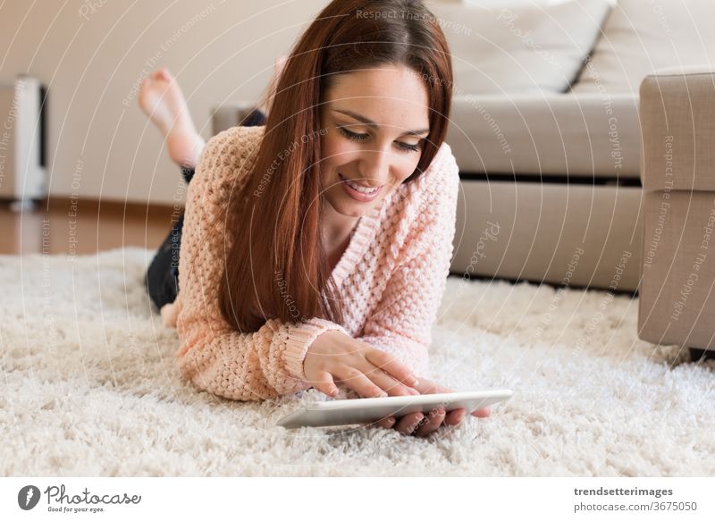 Frau auf dem Boden mit Tablette Stock heimwärts Teppich Verlegung jung benutzend Glück Technik & Technologie Raum schön digital lässig im Innenbereich Person