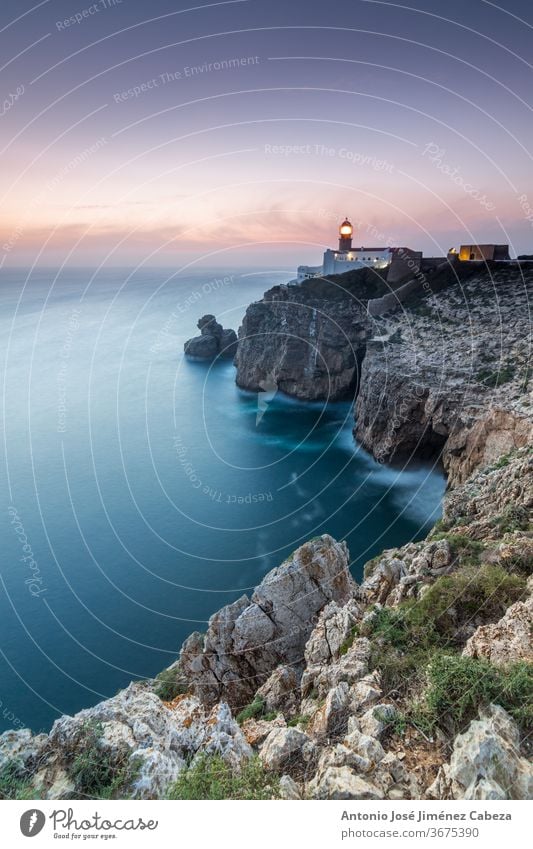 Blick auf den Leuchtturm und die Klippen am Cape St. Vincent bei Sonnenuntergang. Der südwestlichste Punkt Kontinentaleuropas, Sagres, Algarve, Portugal.