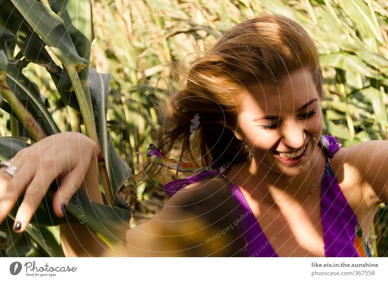 Schattenspiele Wohlgefühl Zufriedenheit Ausflug Abenteuer Sommer feminin Junge Frau Jugendliche 1 Mensch 18-30 Jahre Erwachsene Natur Feld Kleid Ring rothaarig