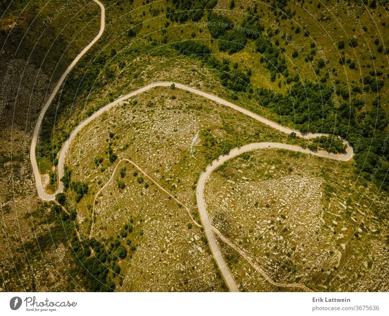 Passstrasse in den französischen Alpen Frankreich Europa Natur reisen Panorama Tourismus Schnee Sport Fahrradfahren grün Felsen Landschaft Sommer Alpenpass