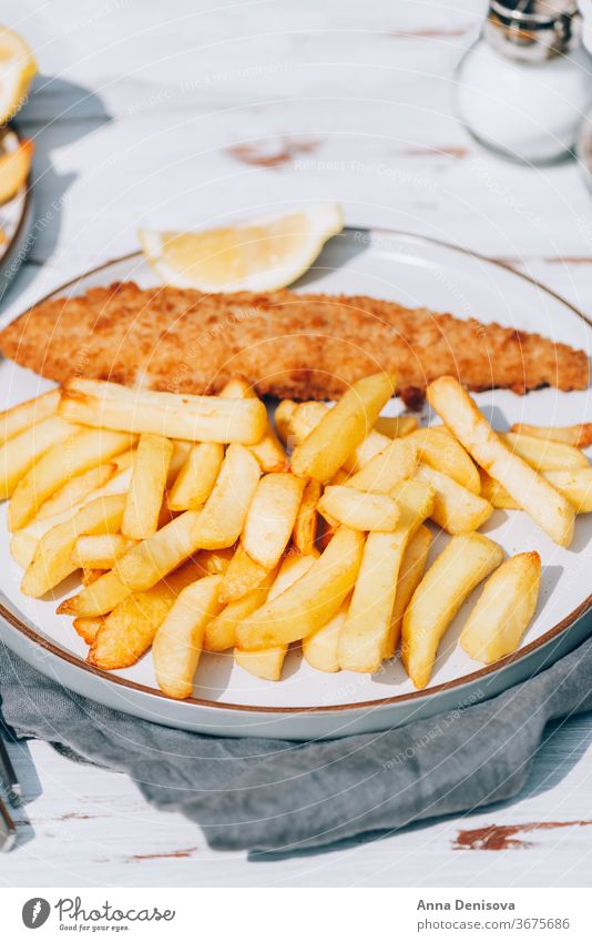 Fisch und Pommes Frites mit Erbsen Chips Lebensmittel Schellfisch Seehecht ramponiert Dorsch Englisch Knusprig Filet Abendessen Briten gebraten Mahlzeit