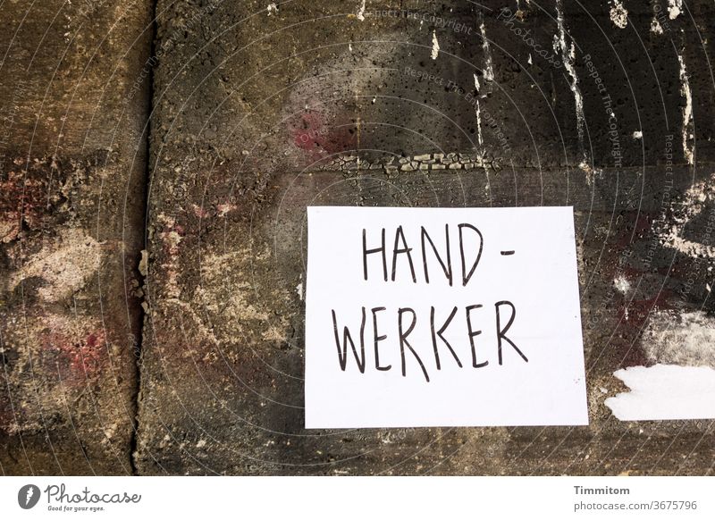 Hinweis auf Handwerker Schilder & Markierungen Hinweisschild Schriftzeichen Typographie Menschenleer Buchstaben Unterführung Stein