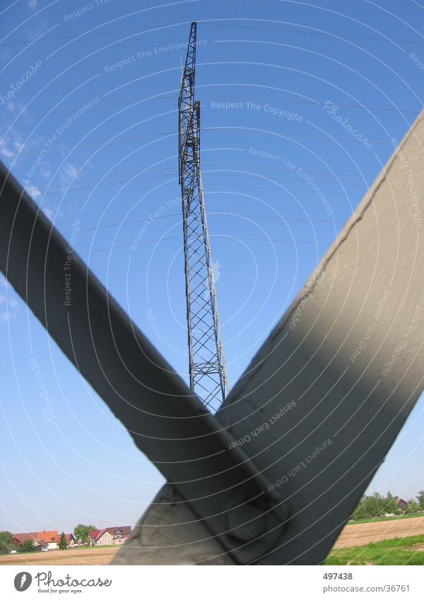 strom Starkstrom Strommast Industrie Blauer Himmel von unten nach oben