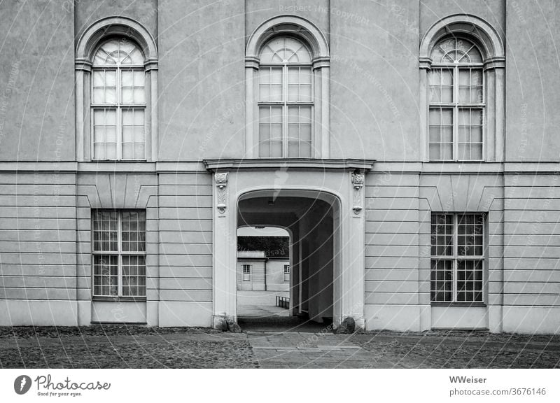 Einfahrt zum Schlosshof, breit genug für Kutschen Fassade Brandenburg Rheinsberg Schatten Leere Stille Ruhe Geschichte Architektur leer still ruhig menschenleer