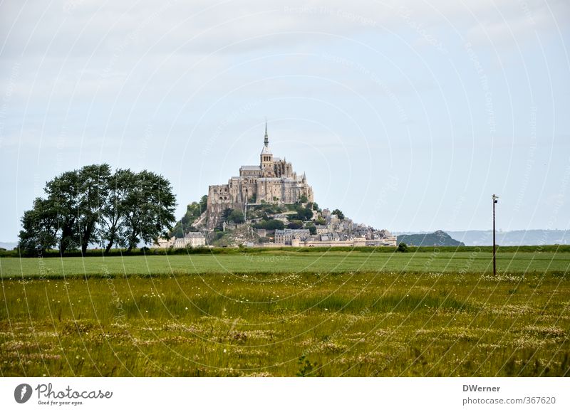 Le Mont-Saint-Michel Ferien & Urlaub & Reisen Tourismus Sightseeing Insel Architektur Landschaft Wiese Berge u. Gebirge Kirche Dom Burg oder Schloss Turm