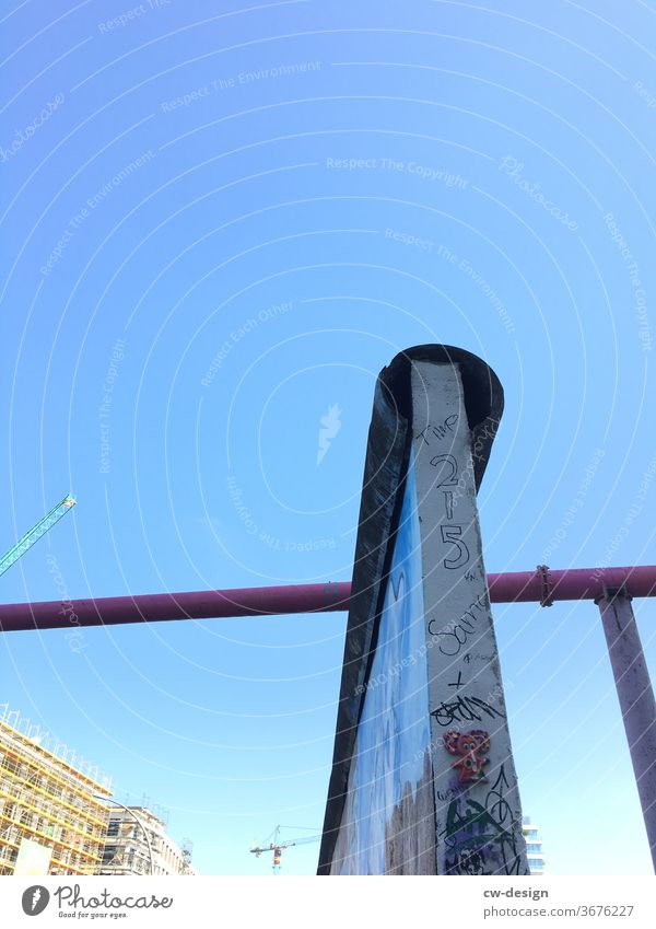 Zeitgeschichte - Berliner Mauer an der Holzmarktstraße zeitgeschehen mauerabriss Mauerstein Mauerstreifen mauerwerk Blauer Himmel Hauptstadt Denkmal