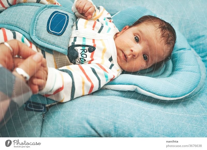 Neugieriges und glückliches neugeborenes Mädchen in der Hängematte Baby lustig Gesicht neugierig bezaubernd niedlich Junge unisex Lächeln expressiv Gefühle