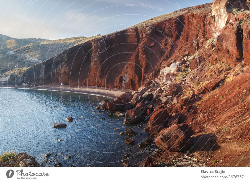 Berühmter Roter Strand mit vulkanischem Sand und felsiger Küste auf der Insel Santorin , Akrotiri, Südägäis, Griechenland ägäisch akrotiri Hintergrund Bucht