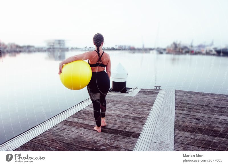 CHICA CON UNA PELOTA DE PILATES Pilates abschieben mar Puerto airelibre Descalza Ausblicke Belleza Salud sich[Akk] entspannen deportista amarillo