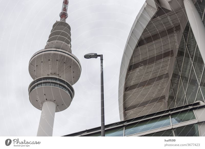 Lampe, Turm und Halle im Dreiklang Architektur Straßenbeleuchtung Fernsehturm Fernmeldeturm Stadtzentrum Straßenlaterne Laterne Wahrzeichen Bauwerk Himmel