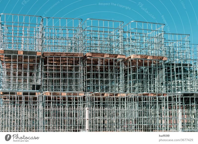 ein Stapel von Paletten mit Behältereinfassung EInfassung Logistik Transport Europalette Baustelle Lager Güterverkehr & Logistik baustellenversorgung Lagerhalle