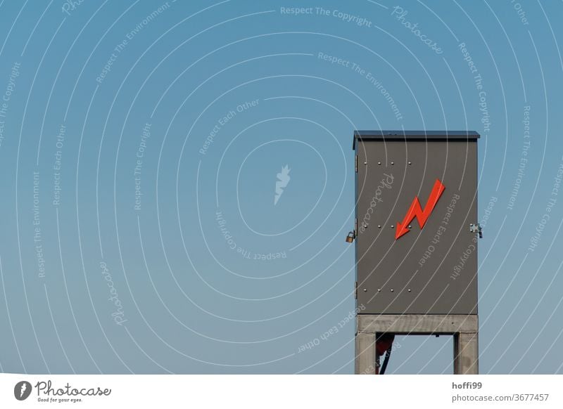 roter Blitz am Schrank in luftiger Höhe Strom Warnhinweis Hochspannungsleitung Kabel Elektrizität Leitung elektronisch Draht Energie Technik & Technologie Kraft