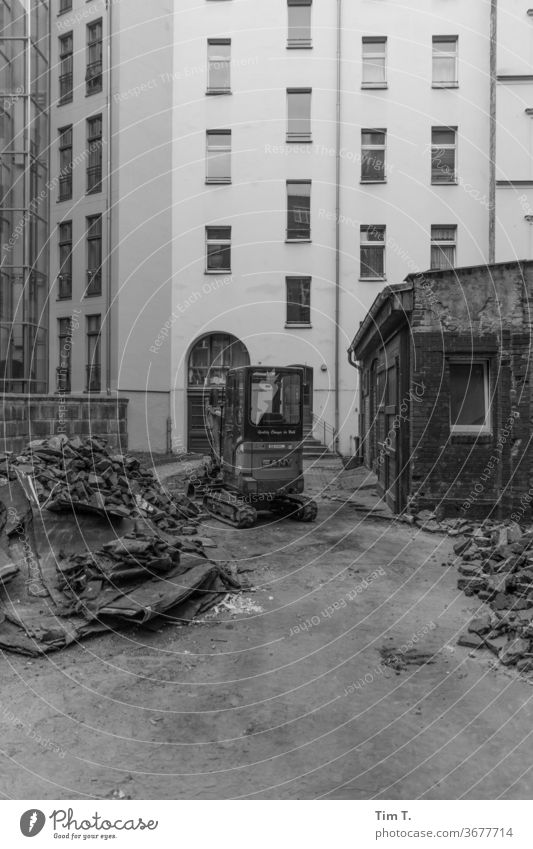 aus Alt mach Teuer Berlin Hinterhof Sanieren Prenzlauer Berg Altbau Hof Schwarzweißfoto Menschenleer Haus Stadt Stadtzentrum Altstadt Tag Hauptstadt