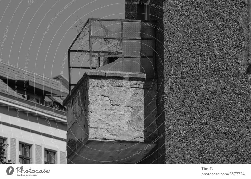 Urlaub auf Balkonien Prenzlauer Berg Berlin Schwarzweißfoto Stadt Hauptstadt Stadtzentrum Altstadt Außenaufnahme Menschenleer Tag Haus Fenster Altbau Bauwerk